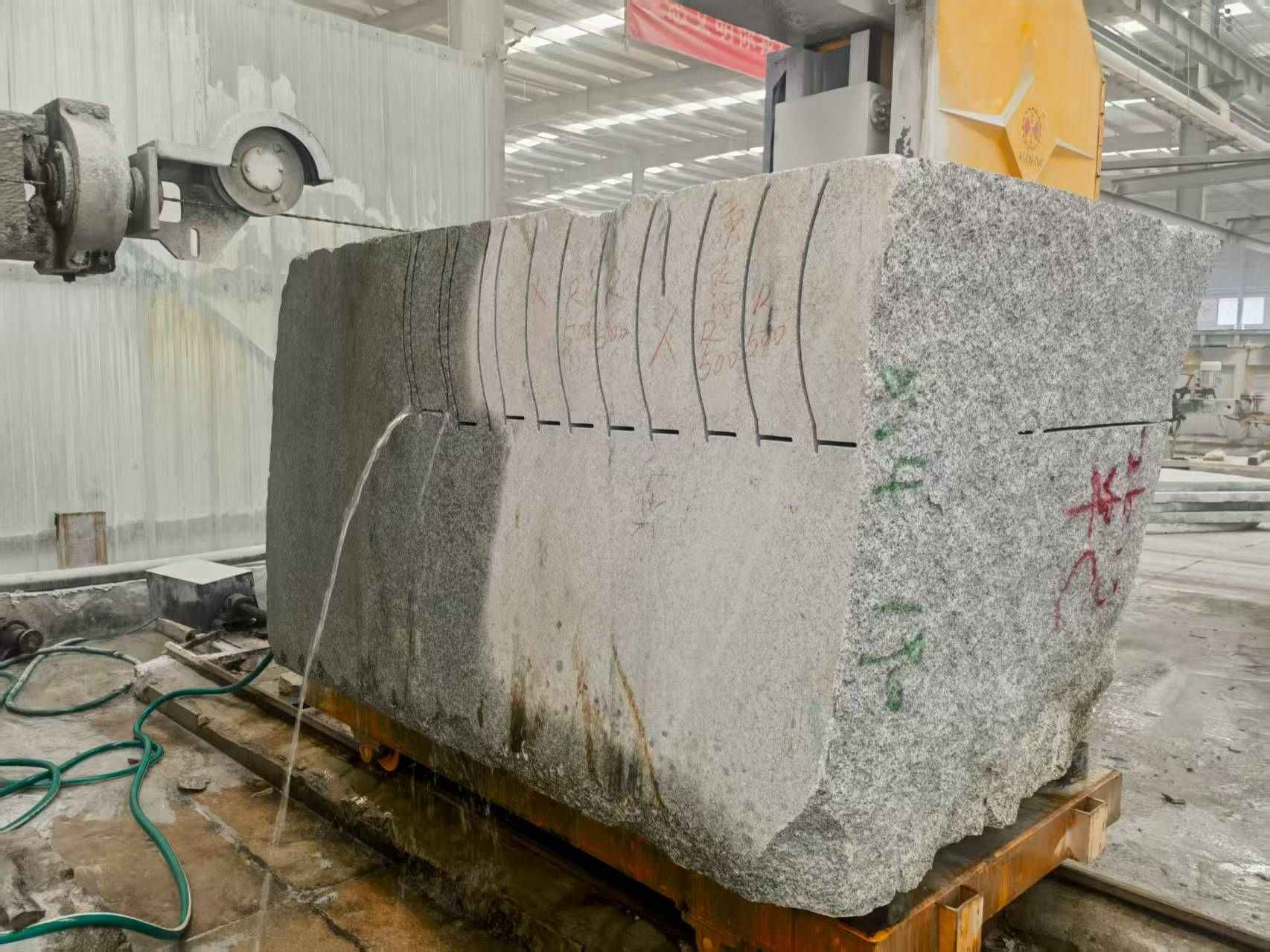 上饶 602，大花芙蓉白，绳锯加工弧形路沿石