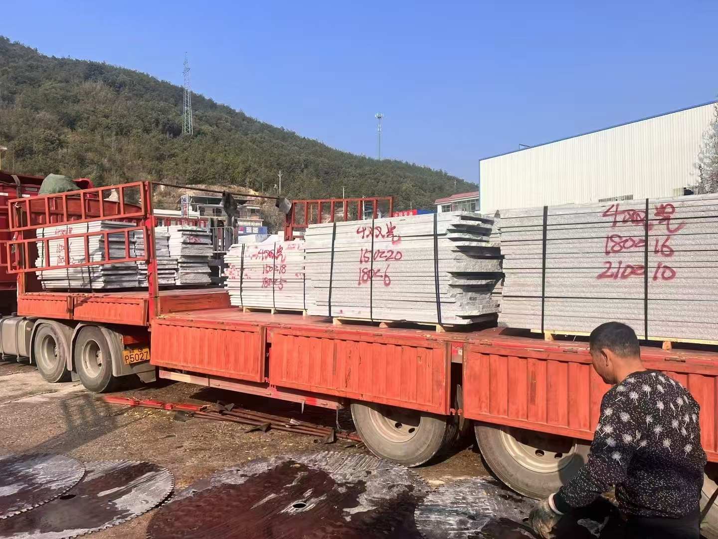 上饶 芝麻灰花岗岩光面毛板出货日常