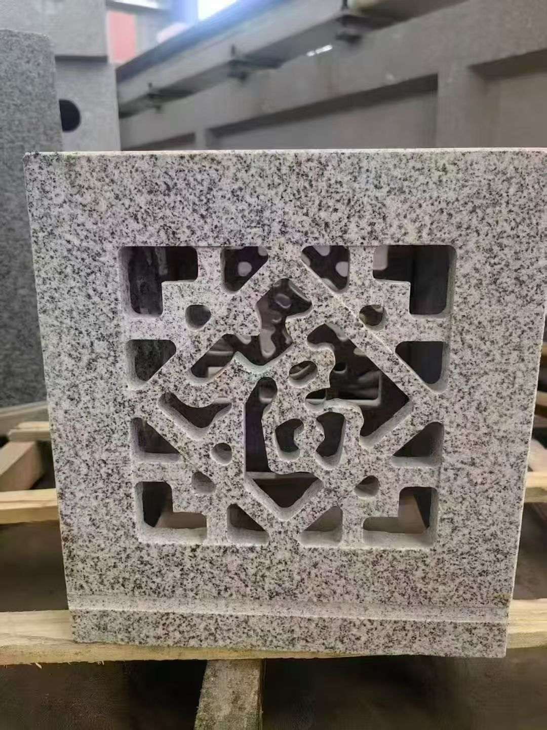 上饶 芝麻白花岗岩镂空雕花灯笼